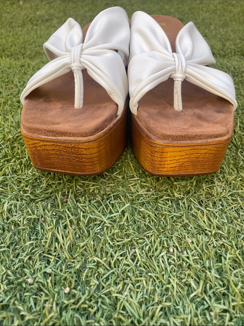 White Mountain White Knot Slide Sandals with Tan Footbed